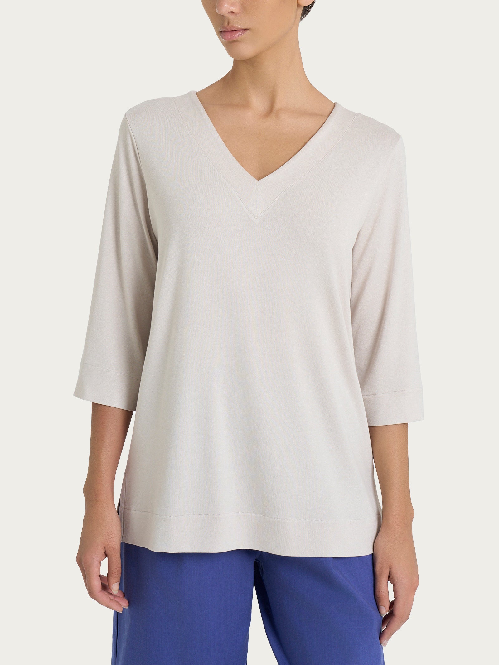 Camiseta con doble escote en V en punto de crepé viscosa - Champignon –  Ragno, image size:1600x2133
