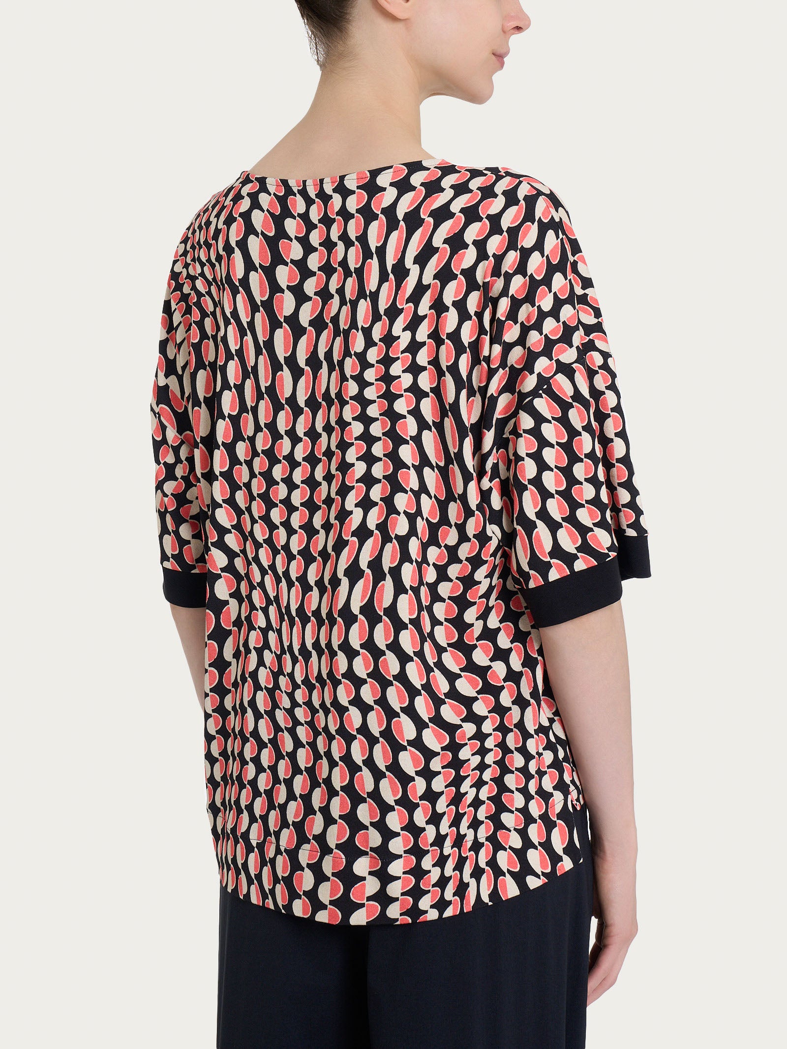 Maglietta girocollo con bordatura e waves pattern in Crêpe   Neri Donna - Ragno