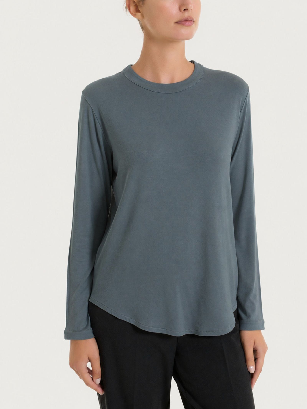 Damen-T-Shirt mit geschlossenem Rundhalsausschnitt aus Winter-Viskose-Stretch-Jersey in Grau – Ragno