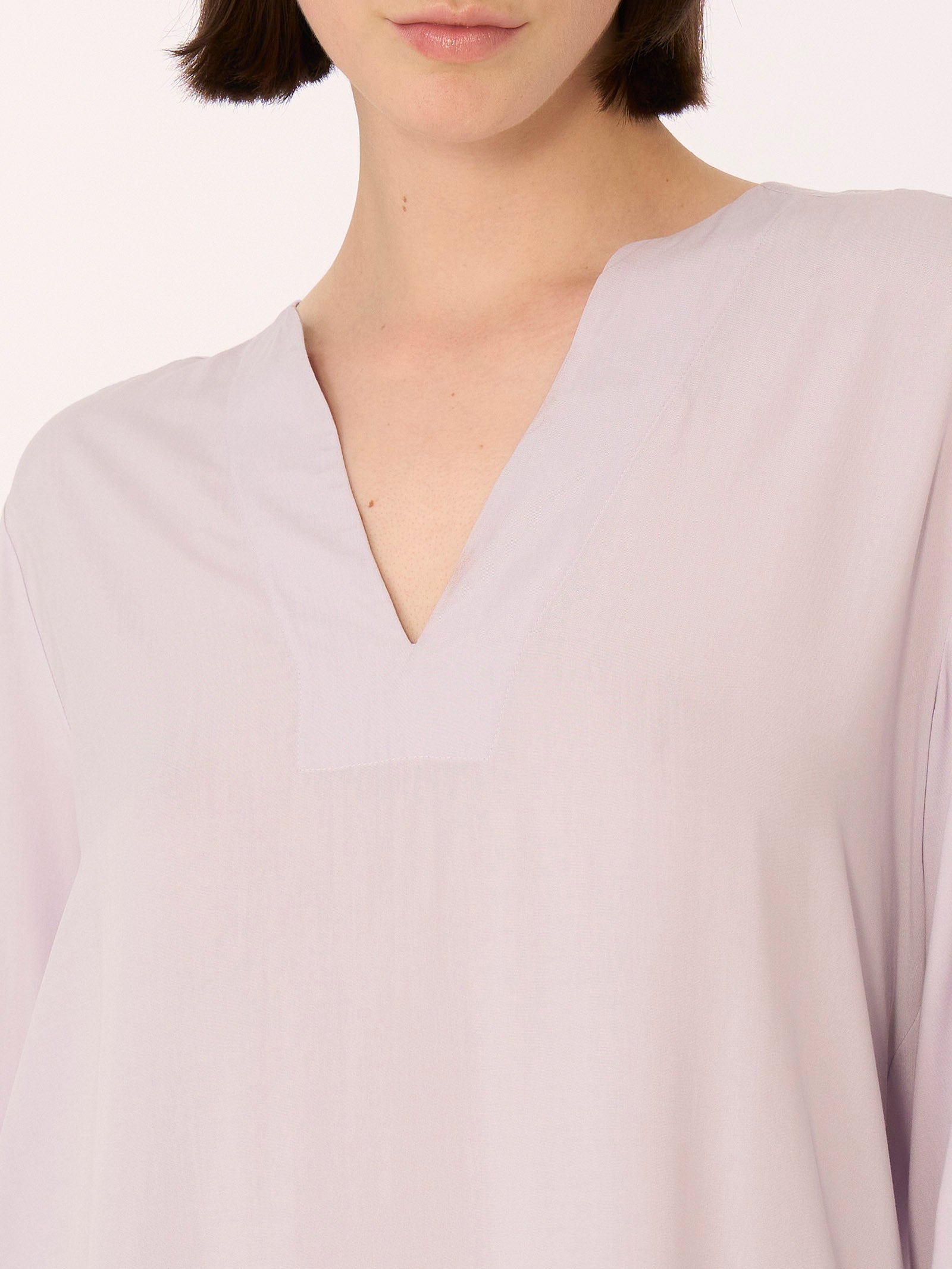 Blusa con scollo a V in EcoSeta -  - Ragno