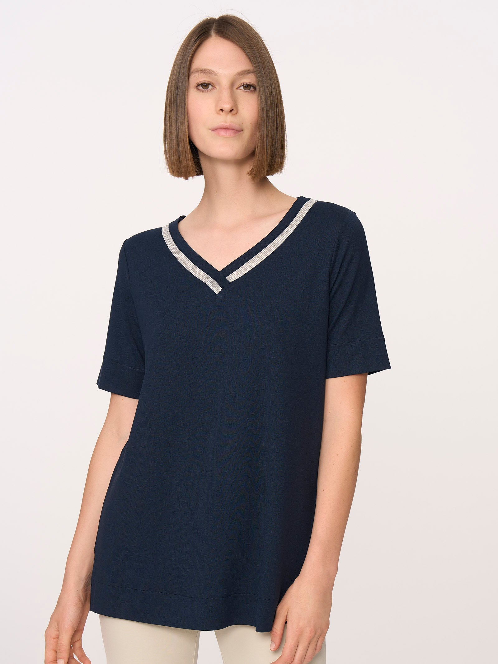 T-shirt elegante con Scollo a V in jersey di viscosa crêpe -  - Ragno