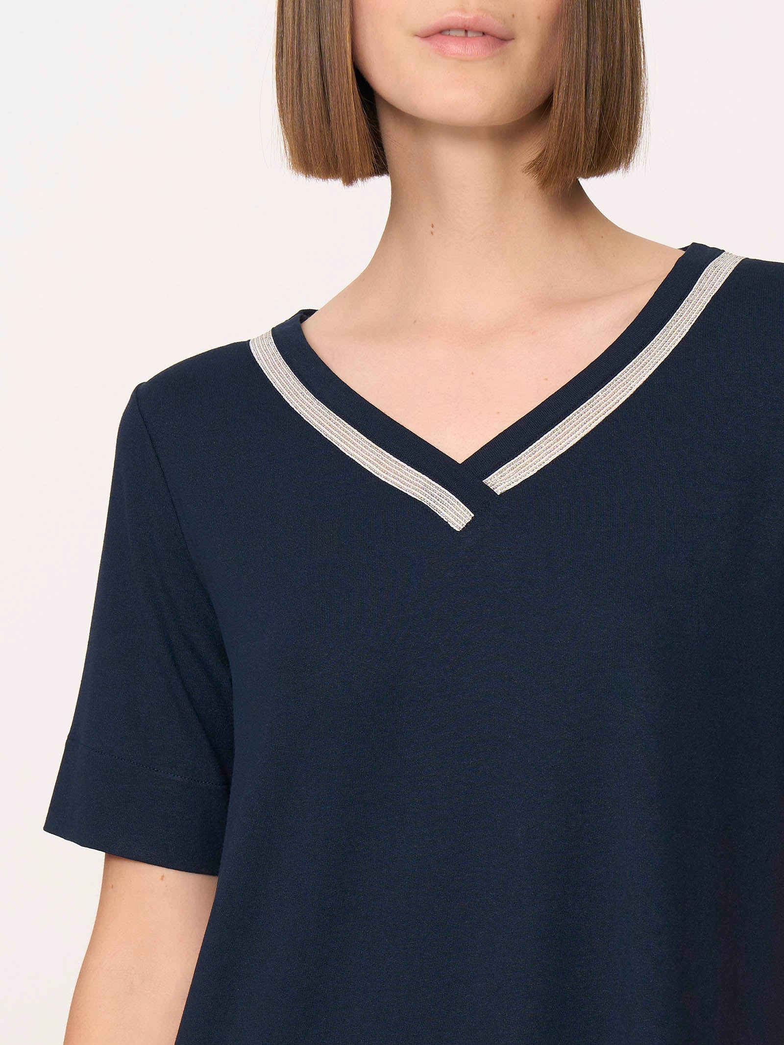 T-shirt elegante con Scollo a V in jersey di viscosa crêpe -  - Ragno