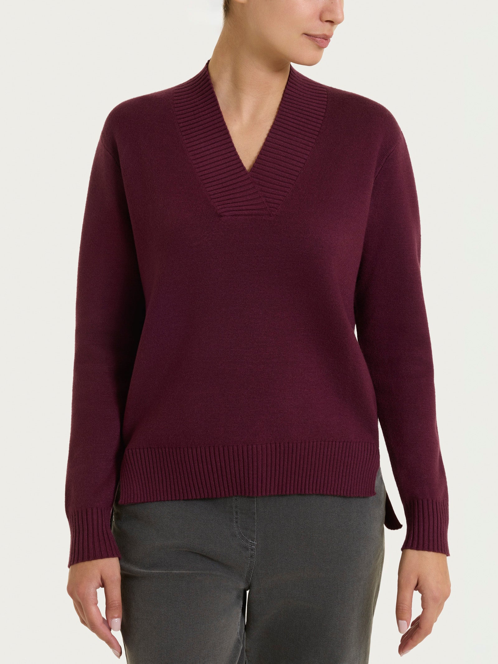 Asymmetrical V-neck sweater in Super Soft - Fig – Ragno