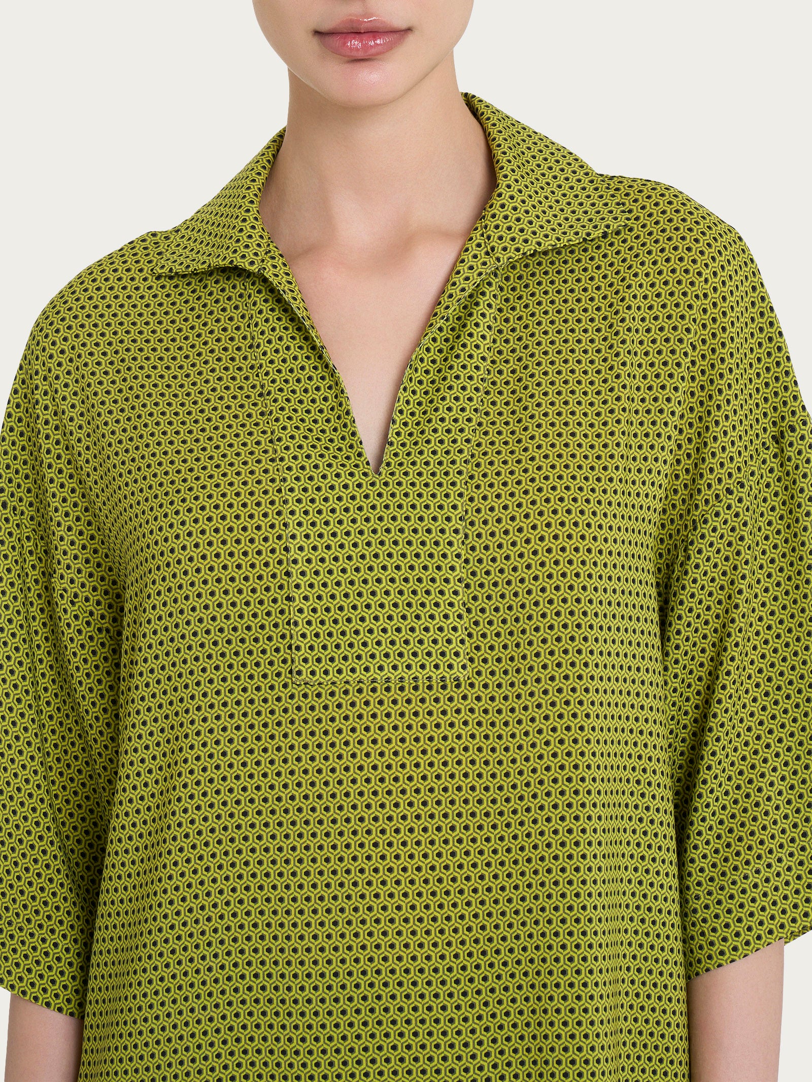 Blusa con colletto e hexagon pattern in Ecoseta  Donna - Ragno