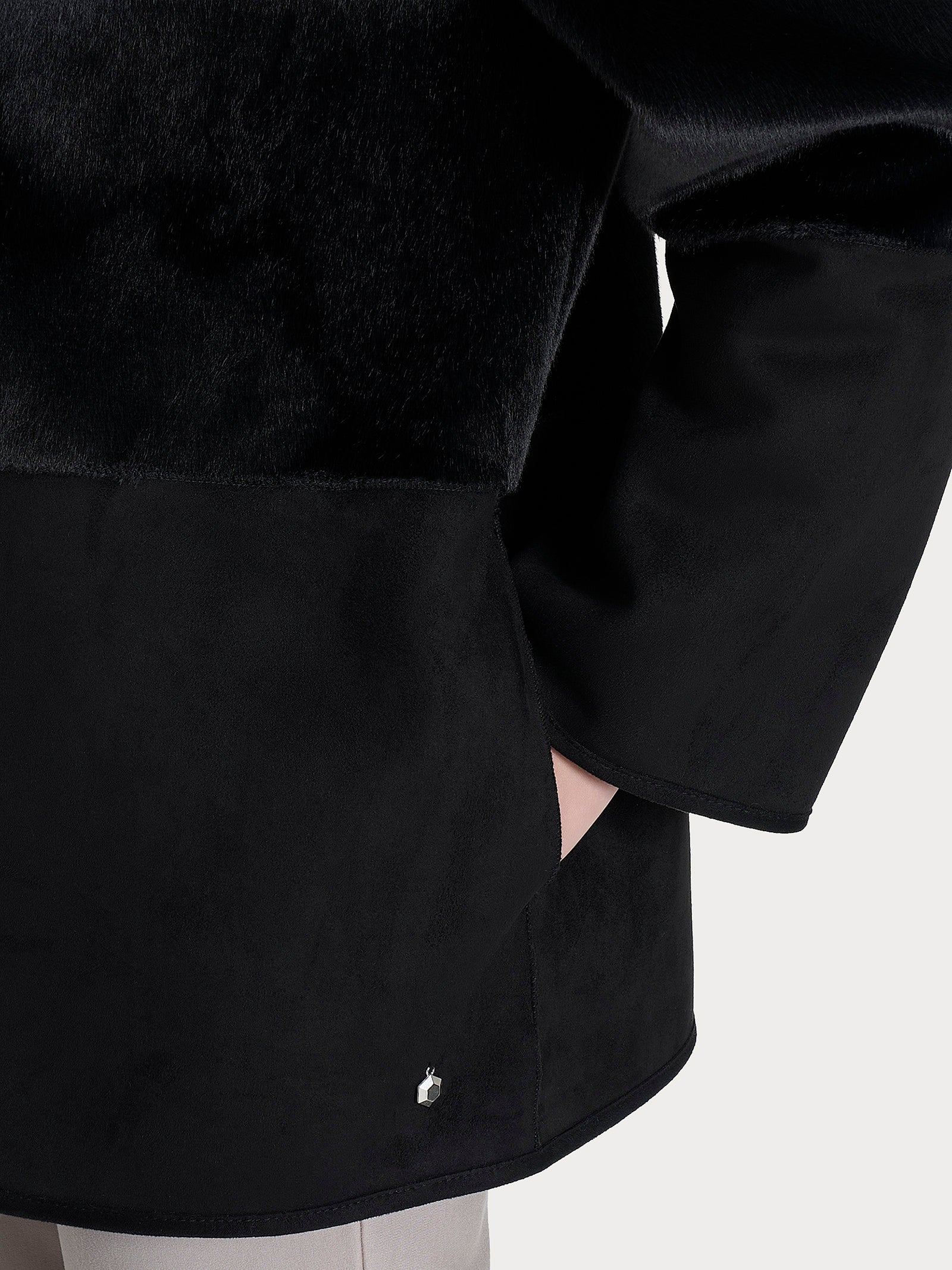 Giacca lunga con collo alto double-face in Vegan Shearling Nero