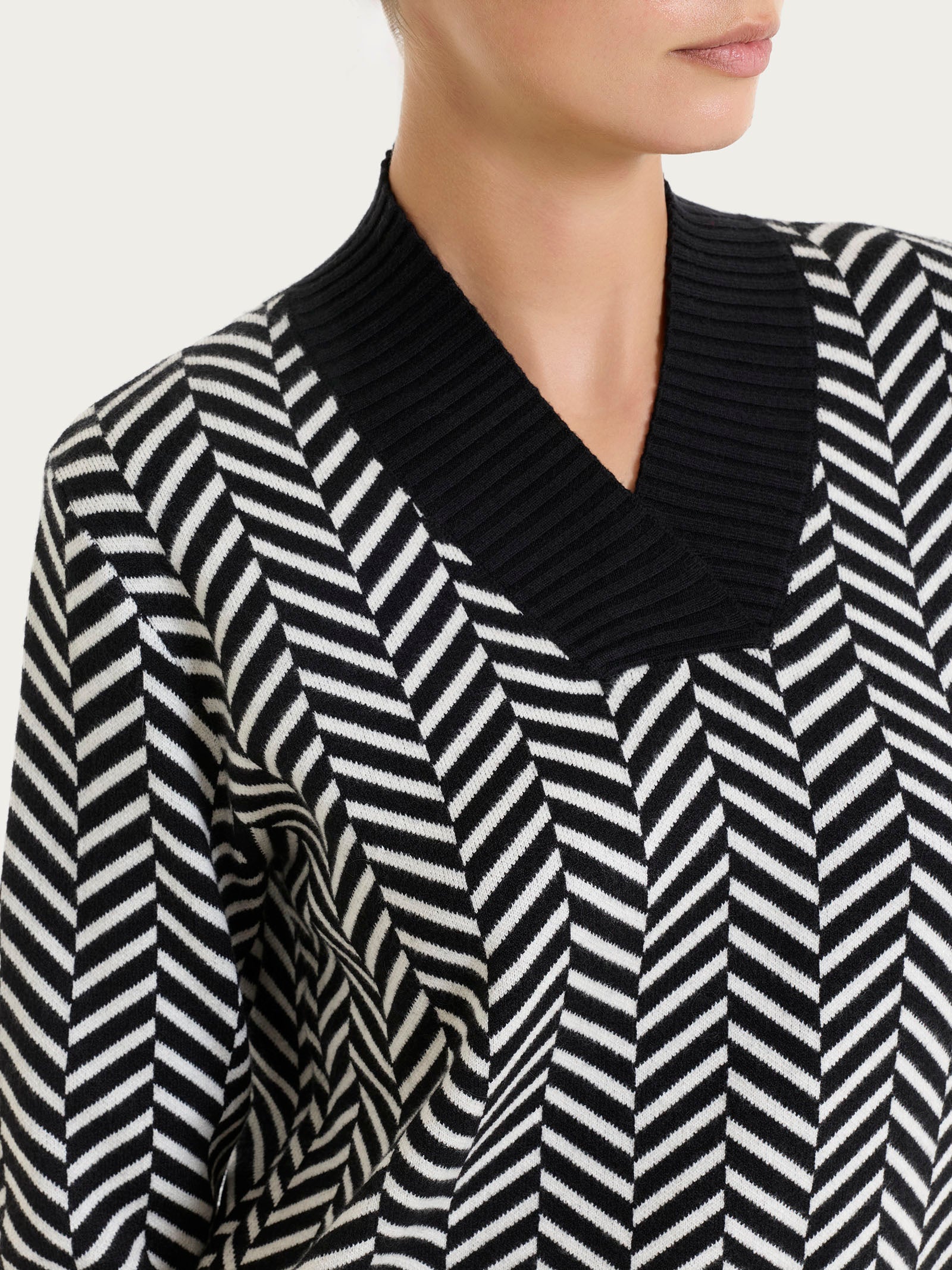 Maglia con scollo a V e fantasia spigata in Super Soft Neri Donna - Ragno