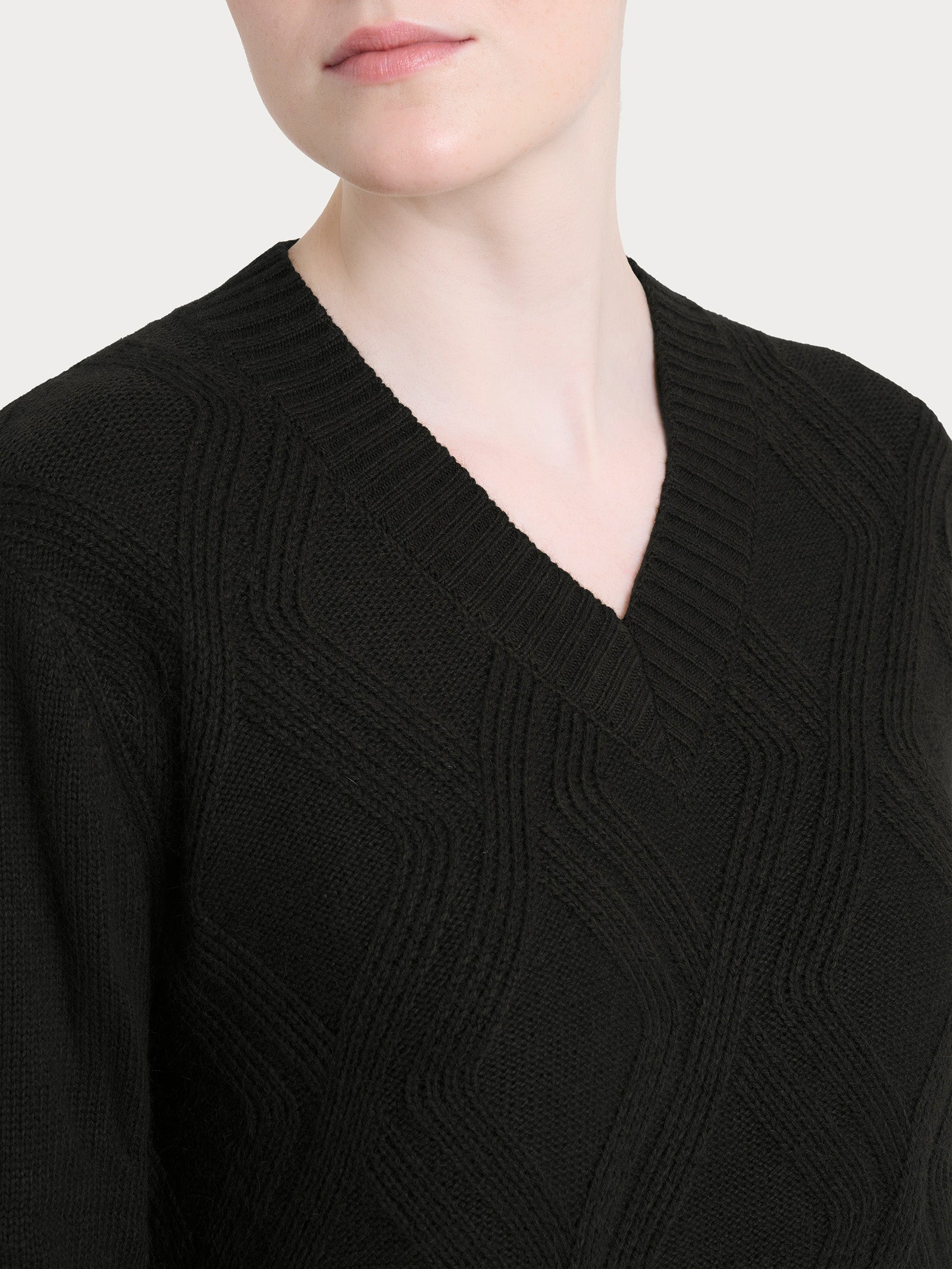 Maglia con scollo a V e con trecce in Natural Soft Neri Donna - Ragno