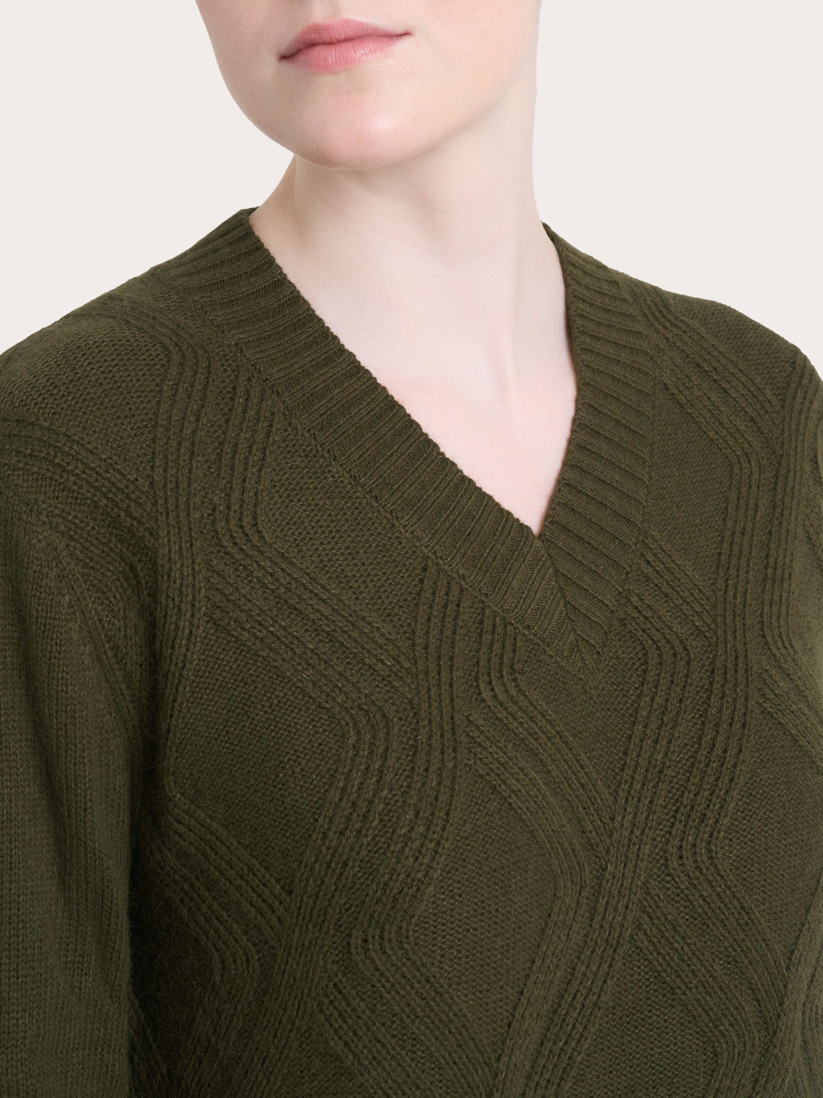 Maglia con scollo a V e con trecce in Natural Soft Verdi Donna - Ragno