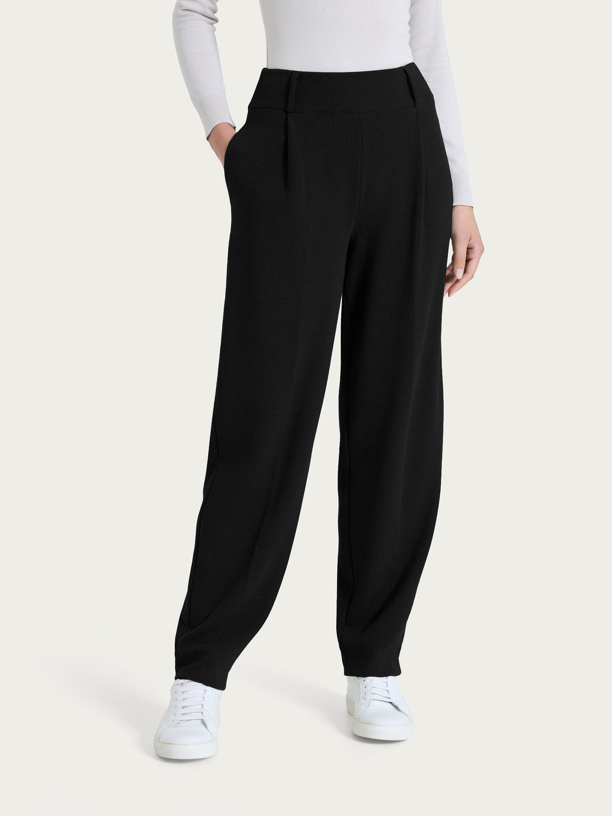 Pantalón carrot con bolsillos y pinzas en terciopelo negro para mujer - Ragno