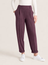 Karottenhose mit Taschen und Abnähern aus violettem Samt für Damen – Ragno