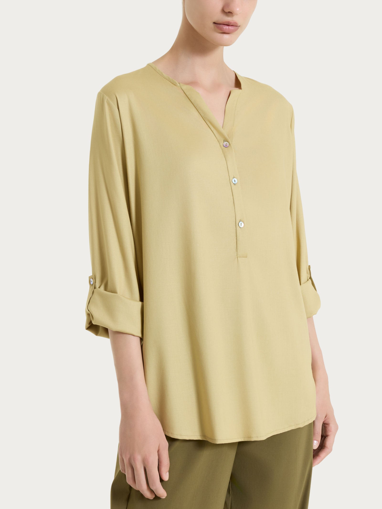 Blusa a serafino con manica risvoltabile in Voile Stretch Verdi Donna - Ragno