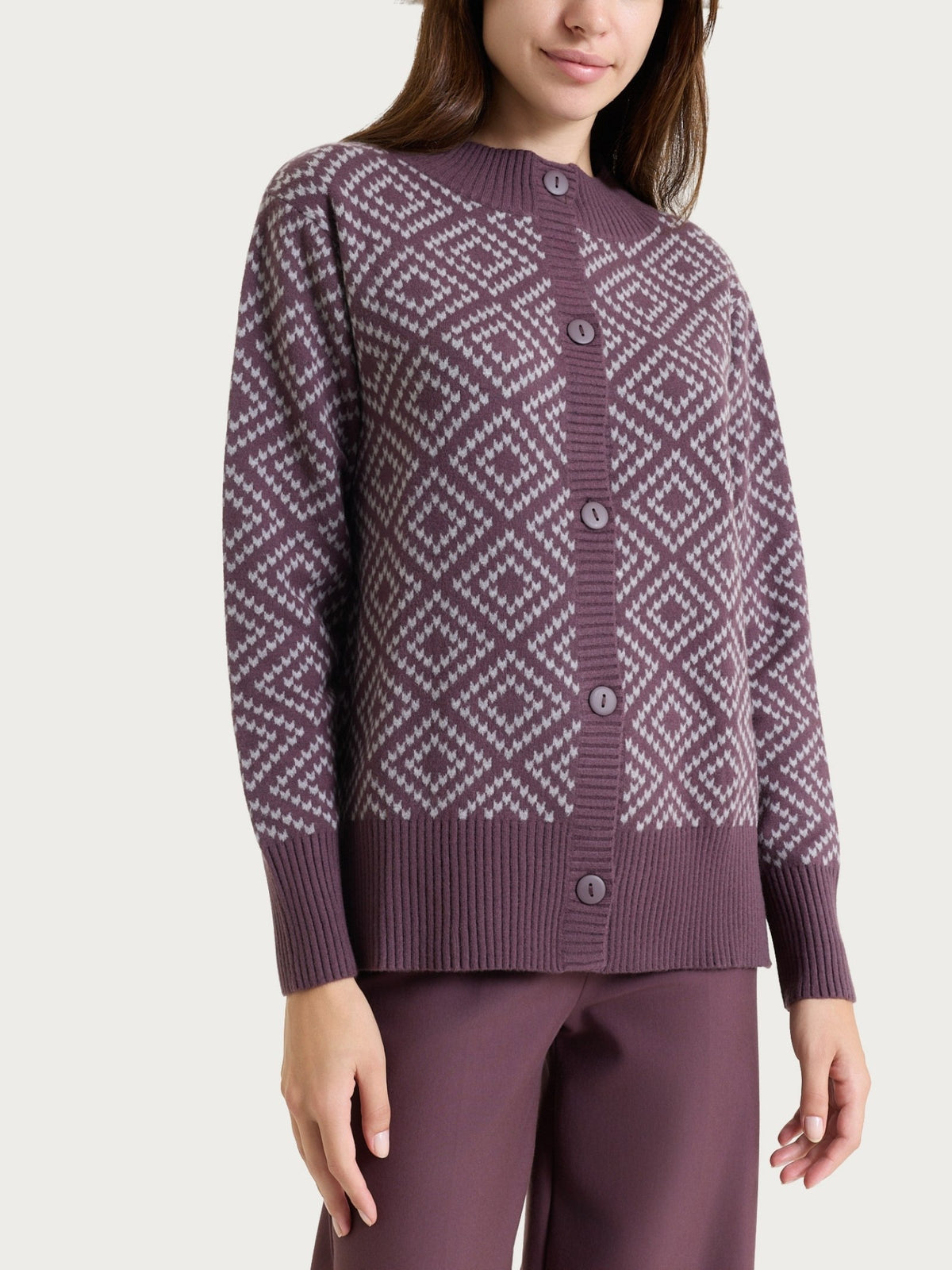 Damen-Strickjacke mit Stehkragen und Rautenmuster aus Soft Wool in Violett – Ragno