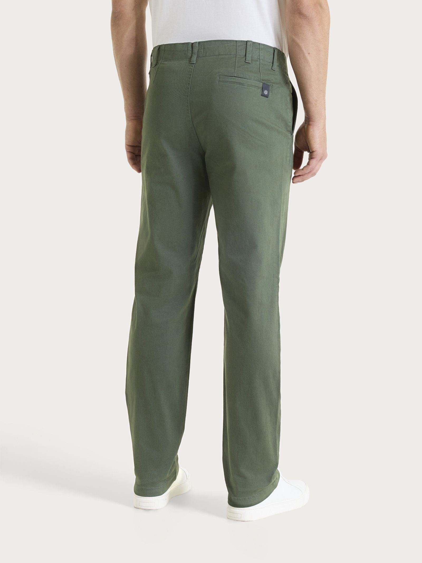 Pantalone chino beige in tessuto diagonale di cotone stretch Pantalone chino beige in tessuto diagonale di cotone stretch